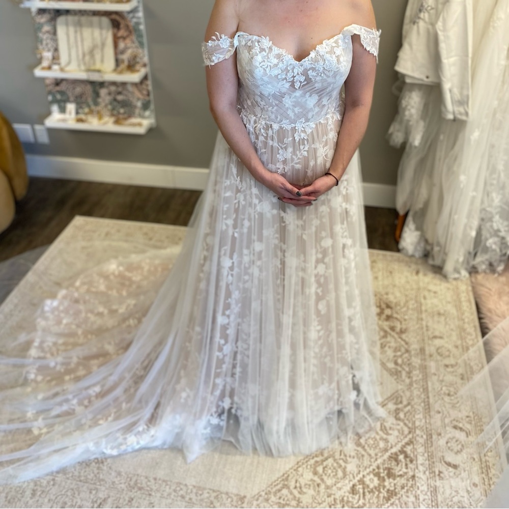 Beautiful Lillian West Wedding Gown, Size 14/16